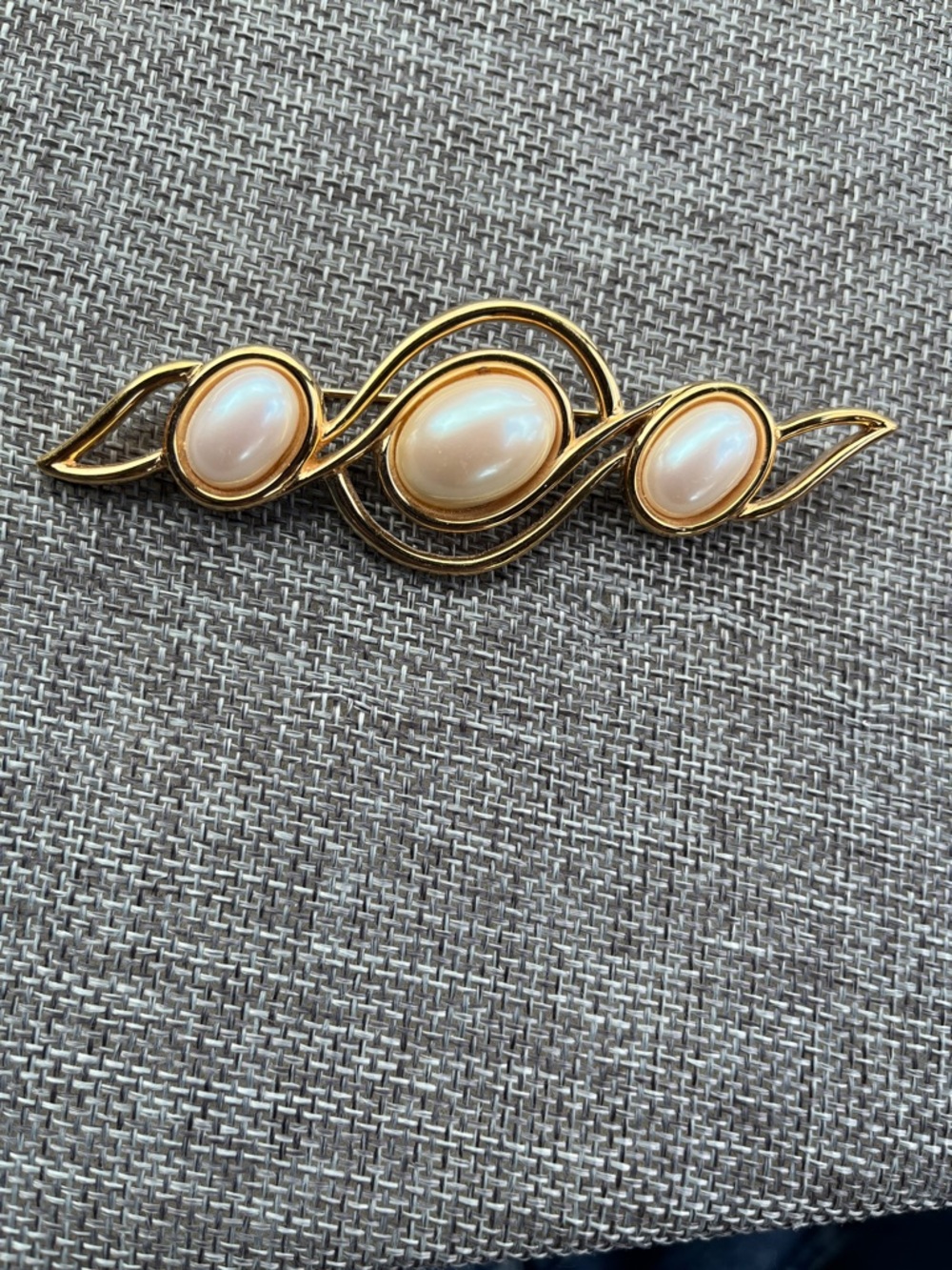 VTG Monet Gold-Tone Swirl Brooch with Cream Pearlescent Cabochons - elegant